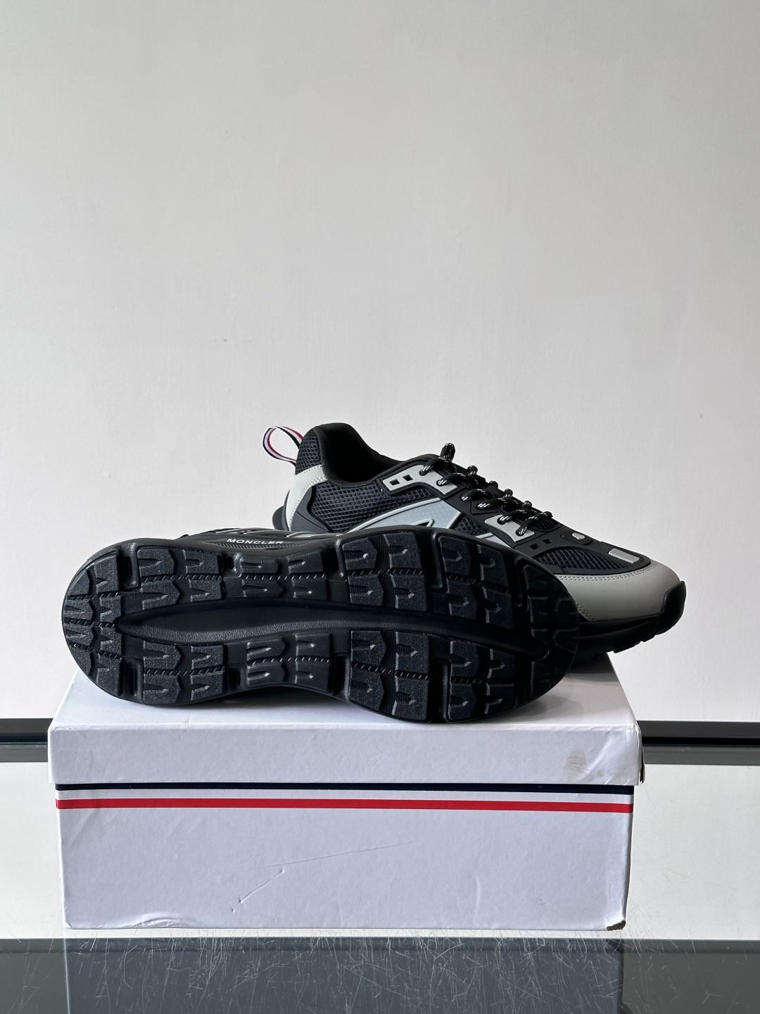 👟Moncler网面运动鞋，采用透气网面+牛皮拼接，轻便舒适，适合日常穿搭。鞋侧大“M”标志超有辨识度，