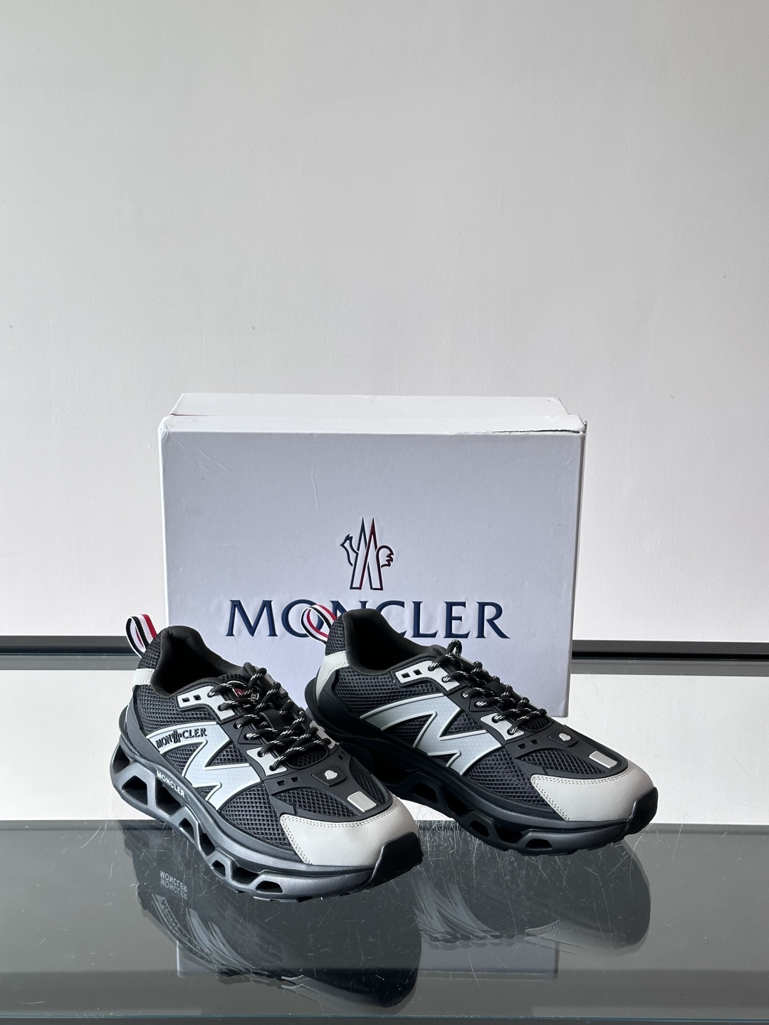 👟Moncler网面运动鞋，采用透气网面+牛皮拼接，轻便舒适，适合日常穿搭。鞋侧大“M”标志超有辨识度，