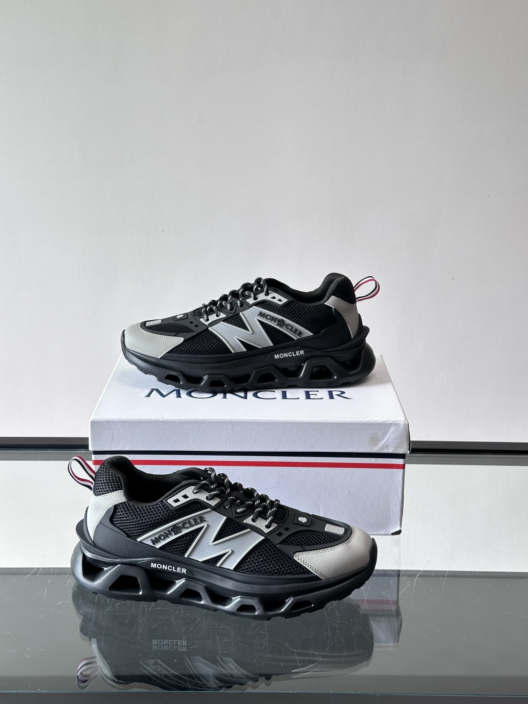👟Moncler网面运动鞋，采用透气网面+牛皮拼接，轻便舒适，适合日常穿搭。鞋侧大“M”标志超有辨识度，