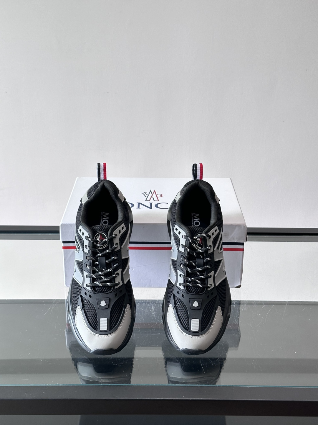 👟Moncler网面运动鞋，采用透气网面+牛皮拼接，轻便舒适，适合日常穿搭。鞋侧大“M”标志超有辨识度，