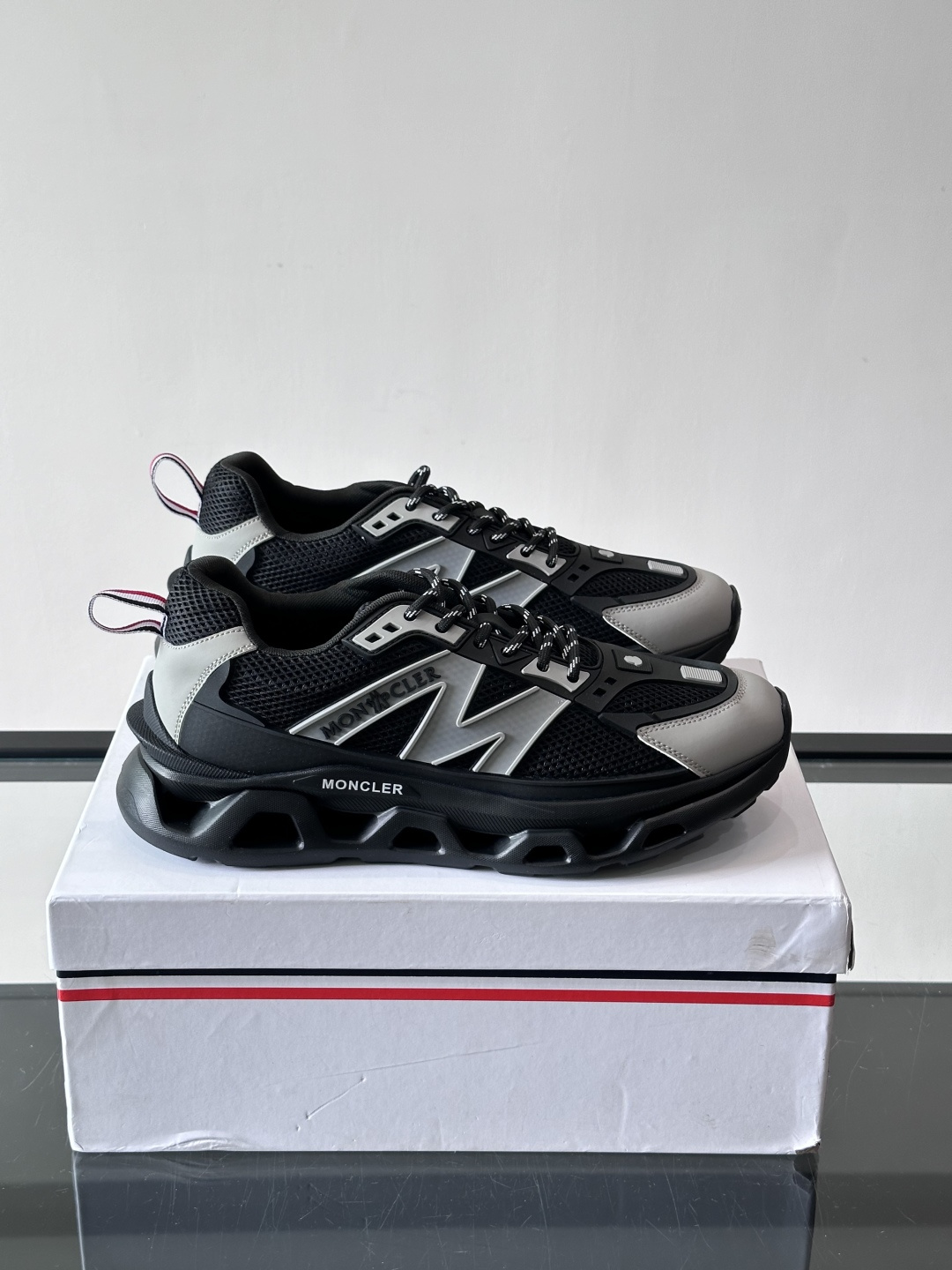 👟Moncler网面运动鞋，采用透气网面+牛皮拼接，轻便舒适，适合日常穿搭。鞋侧大“M”标志超有辨识度，