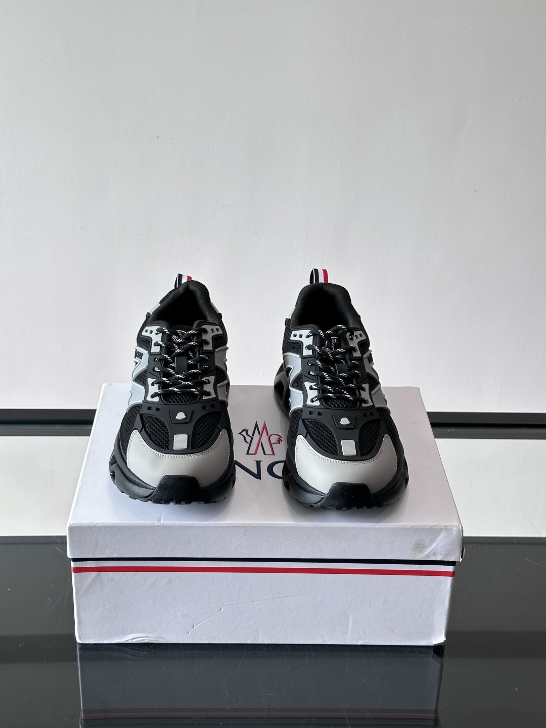 👟Moncler网面运动鞋，采用透气网面+牛皮拼接，轻便舒适，适合日常穿搭。鞋侧大“M”标志超有辨识度，
