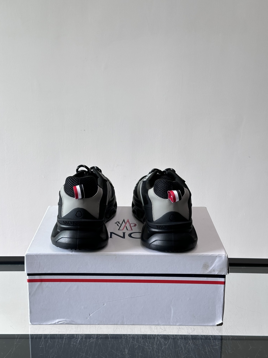 👟Moncler网面运动鞋，采用透气网面+牛皮拼接，轻便舒适，适合日常穿搭。鞋侧大“M”标志超有辨识度，