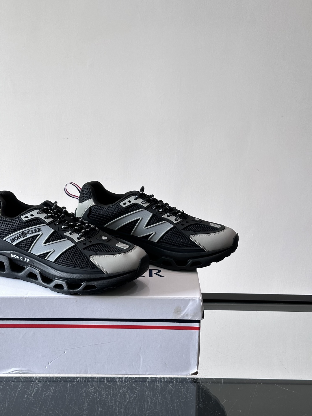 👟Moncler网面运动鞋，采用透气网面+牛皮拼接，轻便舒适，适合日常穿搭。鞋侧大“M”标志超有辨识度，