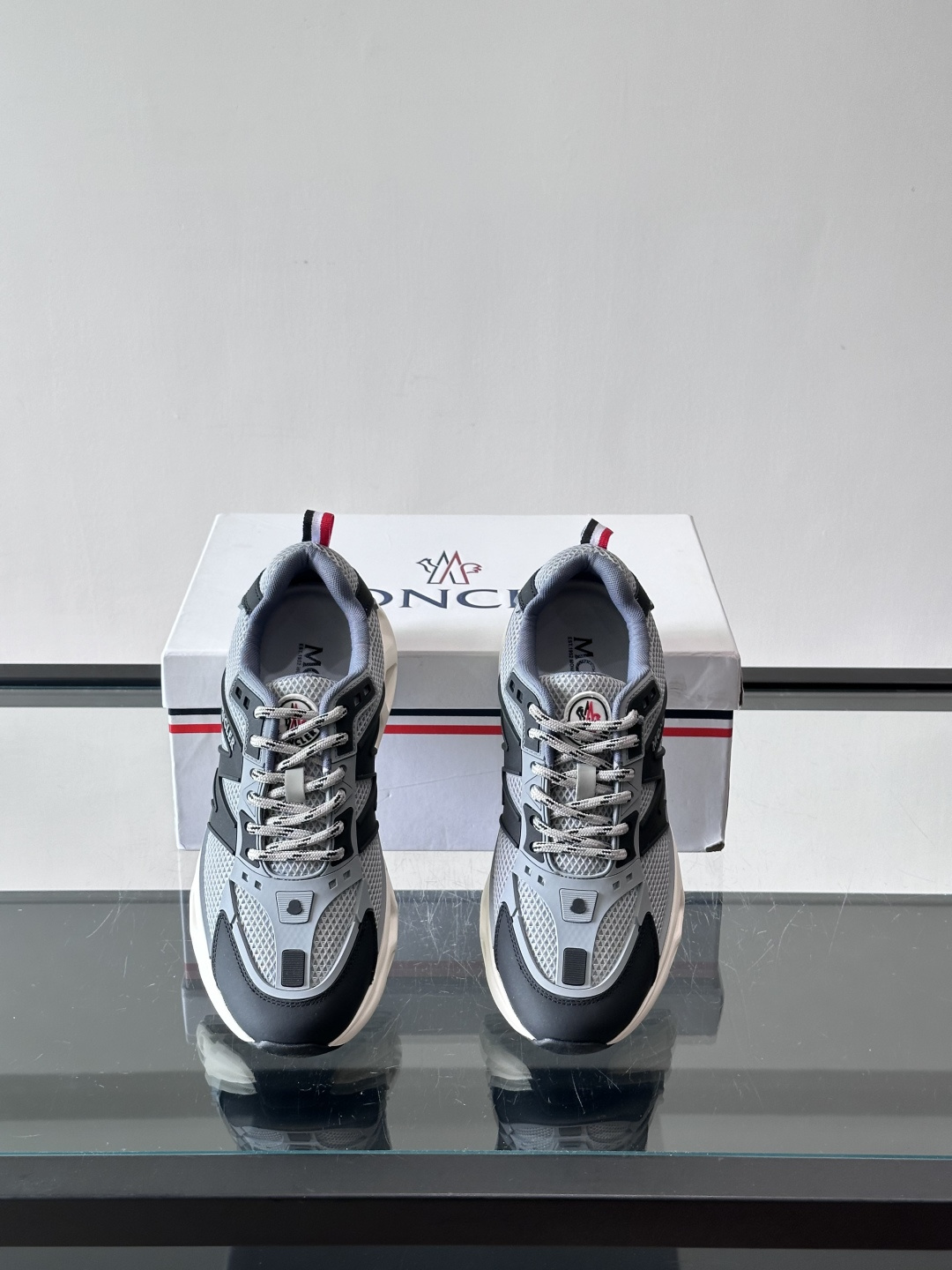 👟Moncler网面运动鞋，采用透气网面+牛皮拼接，轻便舒适，适合日常穿搭。鞋侧大“M”标志超有辨识度，