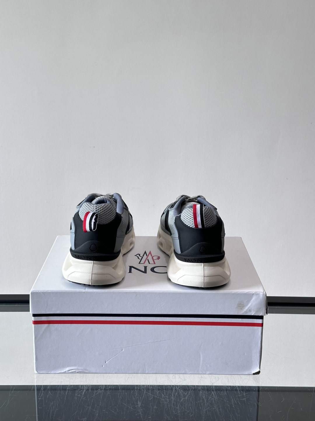 👟Moncler网面运动鞋，采用透气网面+牛皮拼接，轻便舒适，适合日常穿搭。鞋侧大“M”标志超有辨识度，
