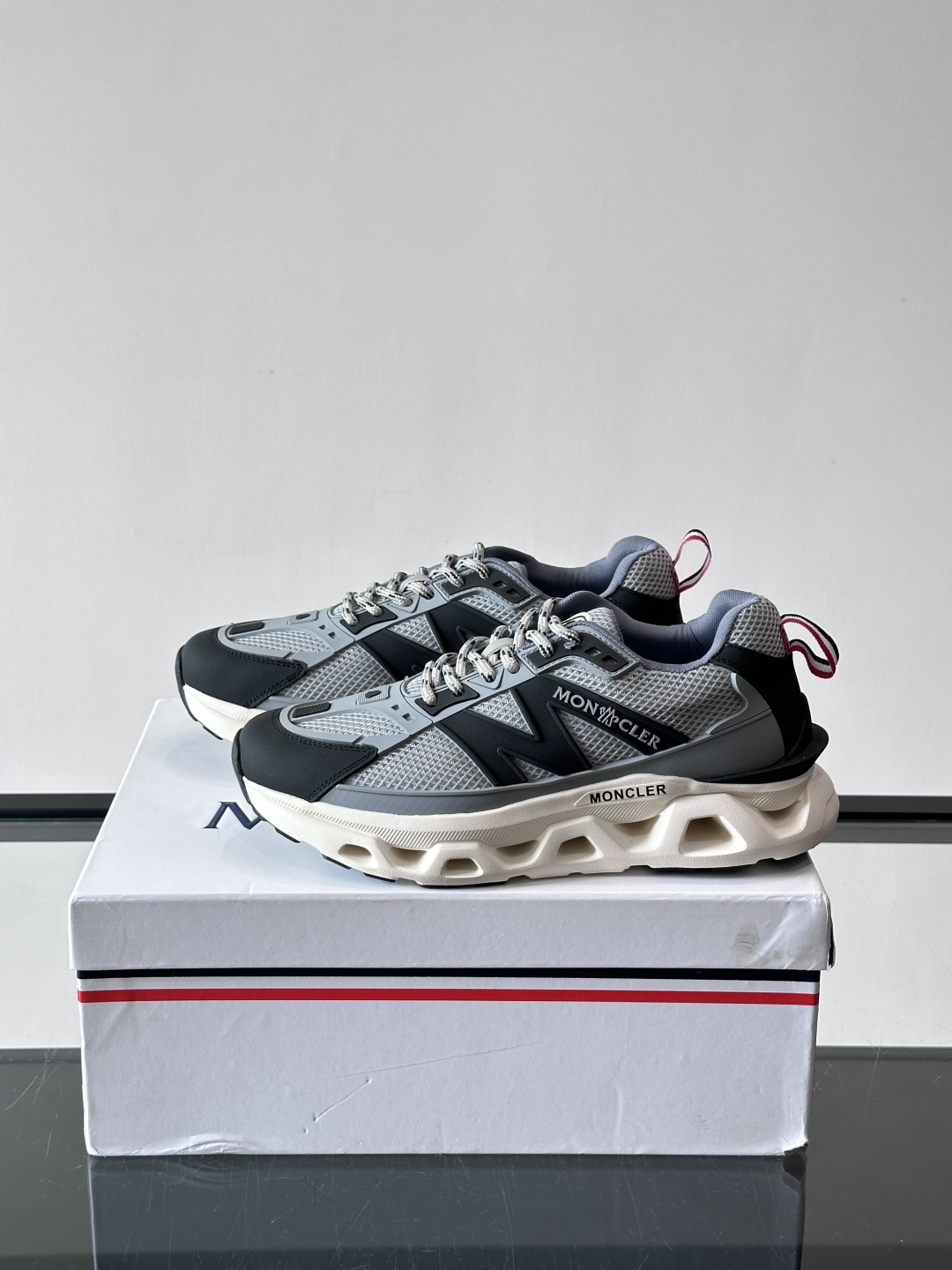 👟Moncler网面运动鞋，采用透气网面+牛皮拼接，轻便舒适，适合日常穿搭。鞋侧大“M”标志超有辨识度，
