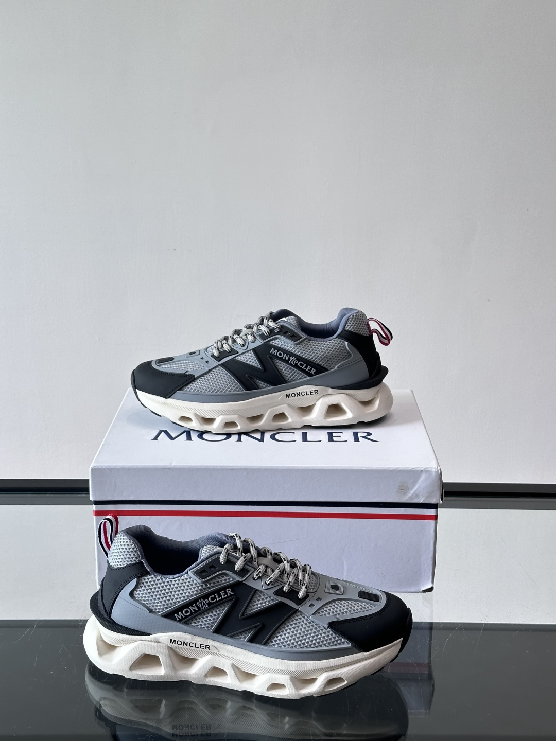 👟Moncler网面运动鞋，采用透气网面+牛皮拼接，轻便舒适，适合日常穿搭。鞋侧大“M”标志超有辨识度，