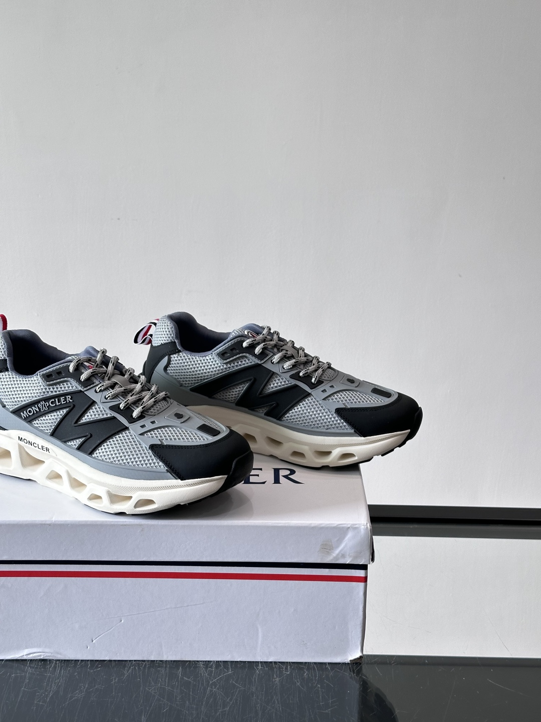 👟Moncler网面运动鞋，采用透气网面+牛皮拼接，轻便舒适，适合日常穿搭。鞋侧大“M”标志超有辨识度，