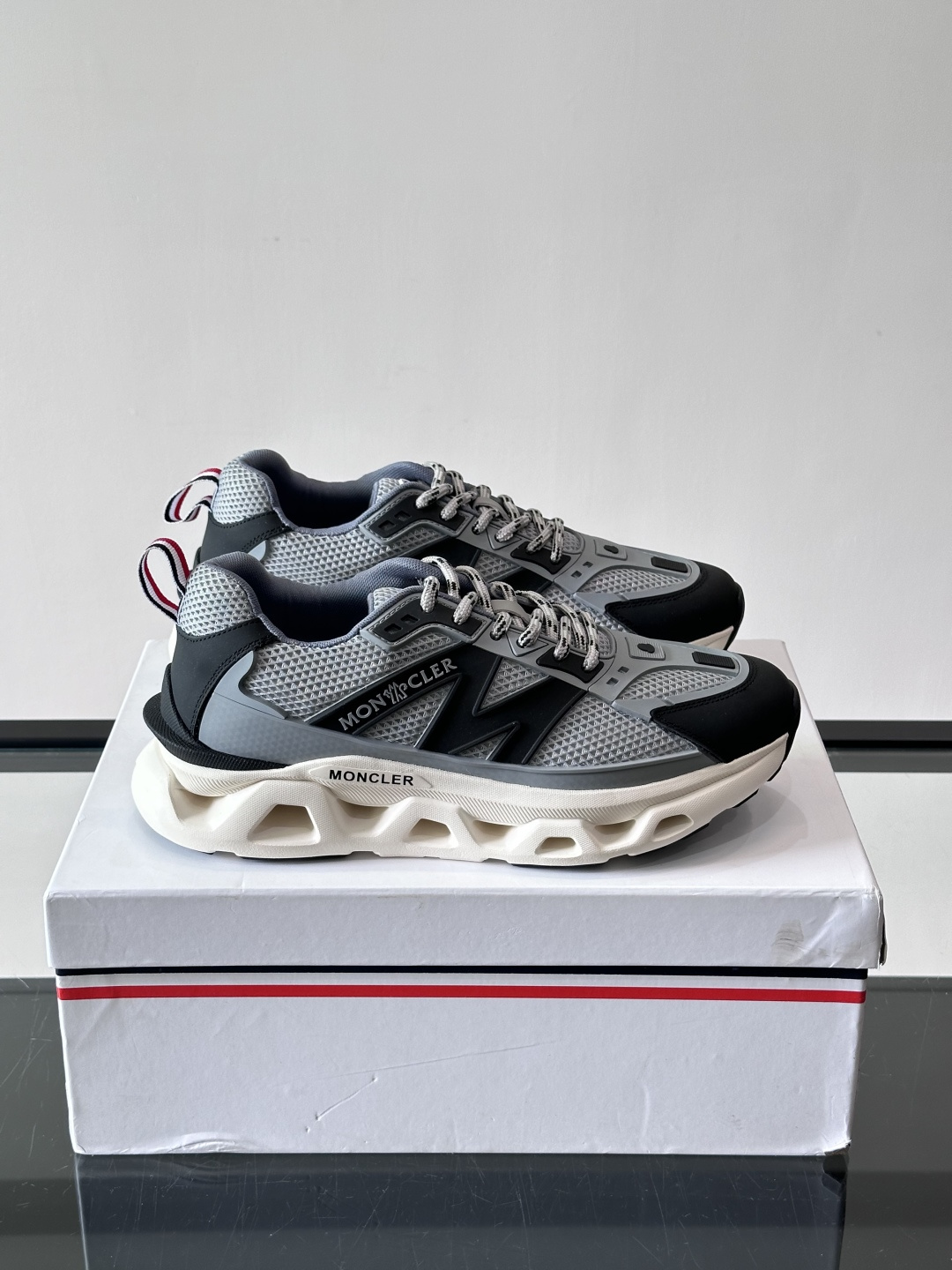 👟Moncler网面运动鞋，采用透气网面+牛皮拼接，轻便舒适，适合日常穿搭。鞋侧大“M”标志超有辨识度，