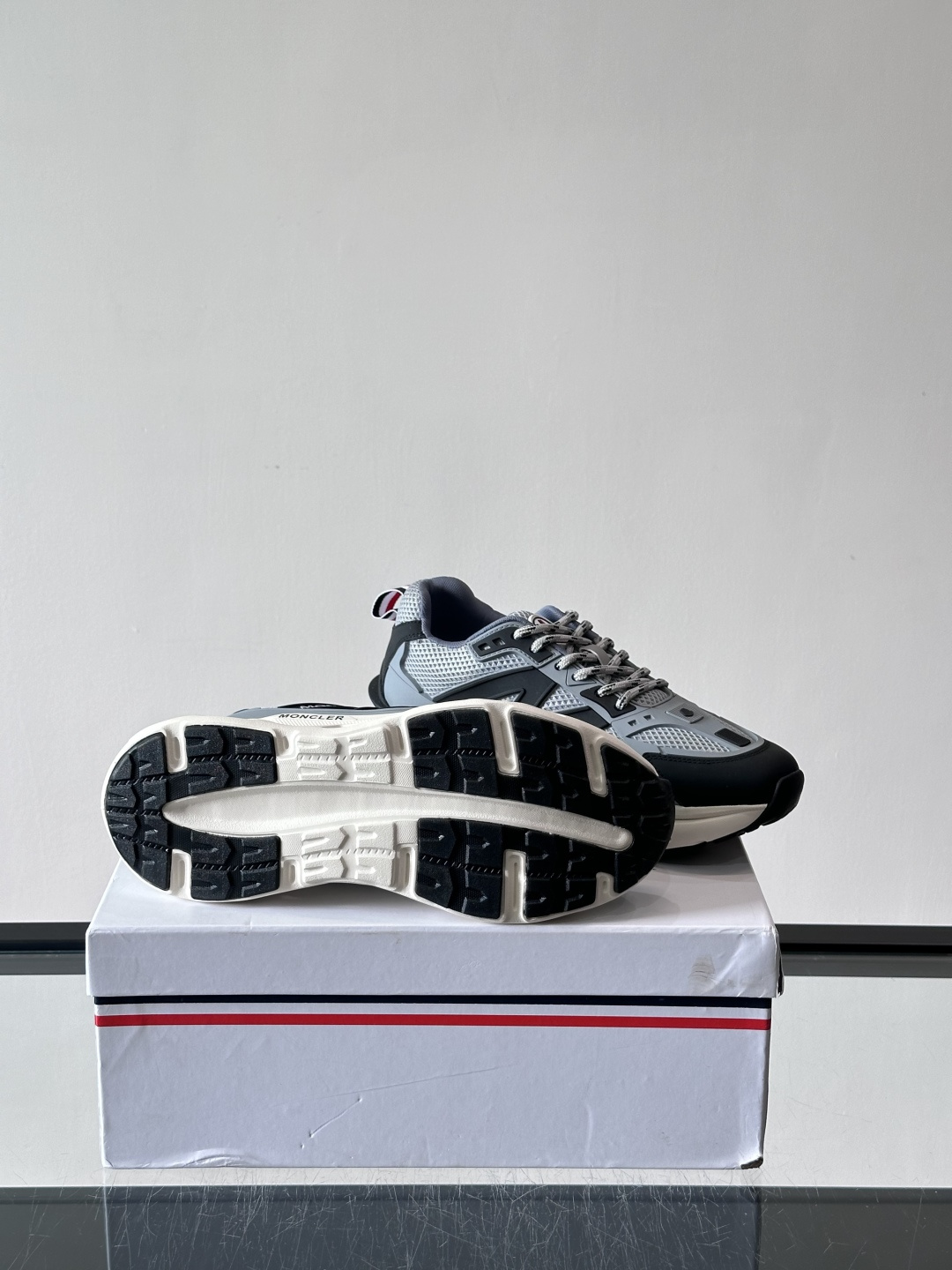 👟Moncler网面运动鞋，采用透气网面+牛皮拼接，轻便舒适，适合日常穿搭。鞋侧大“M”标志超有辨识度，