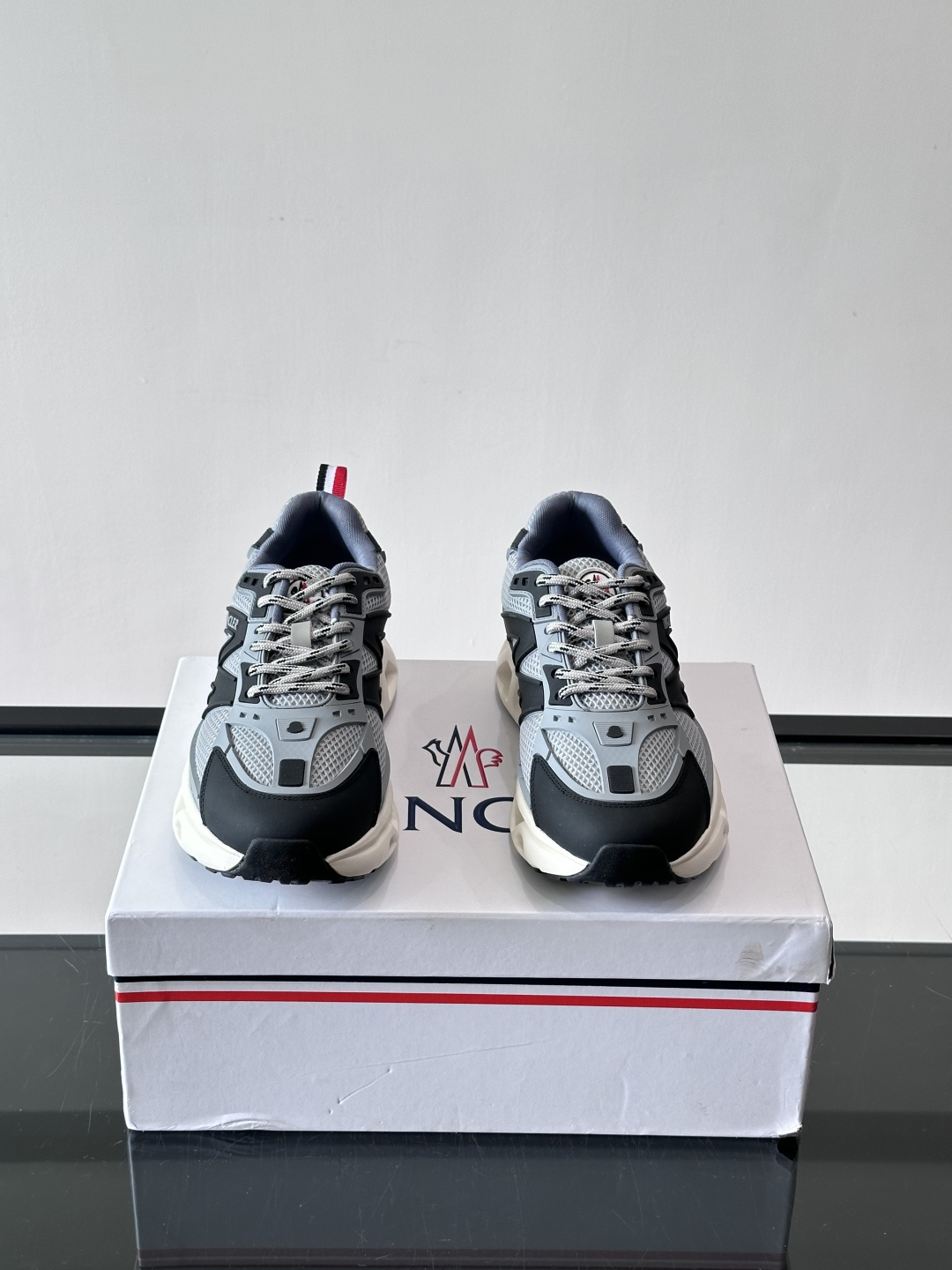 👟Moncler网面运动鞋，采用透气网面+牛皮拼接，轻便舒适，适合日常穿搭。鞋侧大“M”标志超有辨识度，