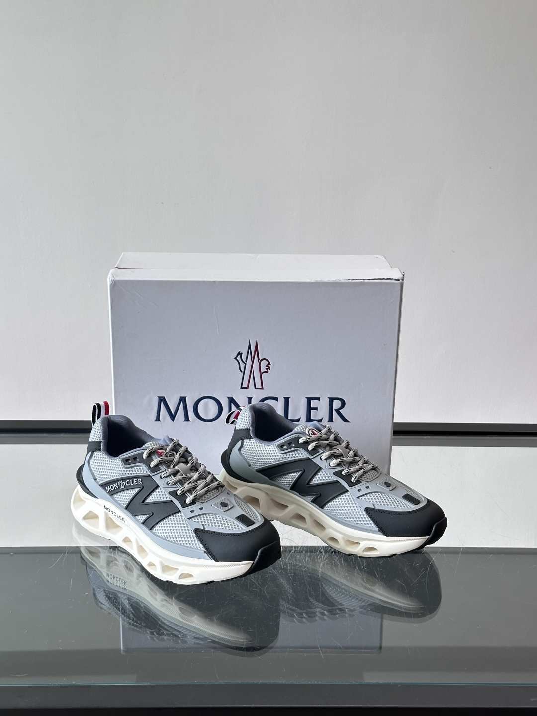 👟Moncler网面运动鞋，采用透气网面+牛皮拼接，轻便舒适，适合日常穿搭。鞋侧大“M”标志超有辨识度，