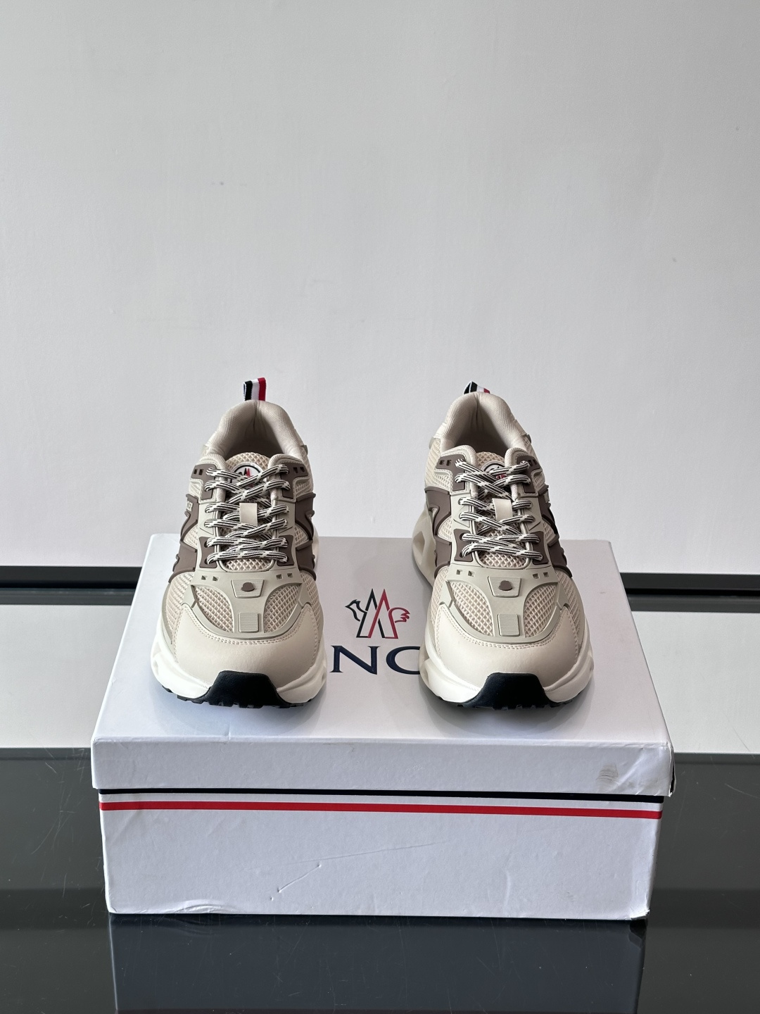 👟Moncler网面运动鞋，采用透气网面+牛皮拼接，轻便舒适，适合日常穿搭。鞋侧大“M”标志超有辨识度，
