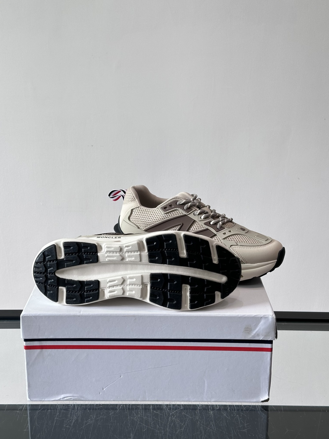 👟Moncler网面运动鞋，采用透气网面+牛皮拼接，轻便舒适，适合日常穿搭。鞋侧大“M”标志超有辨识度，