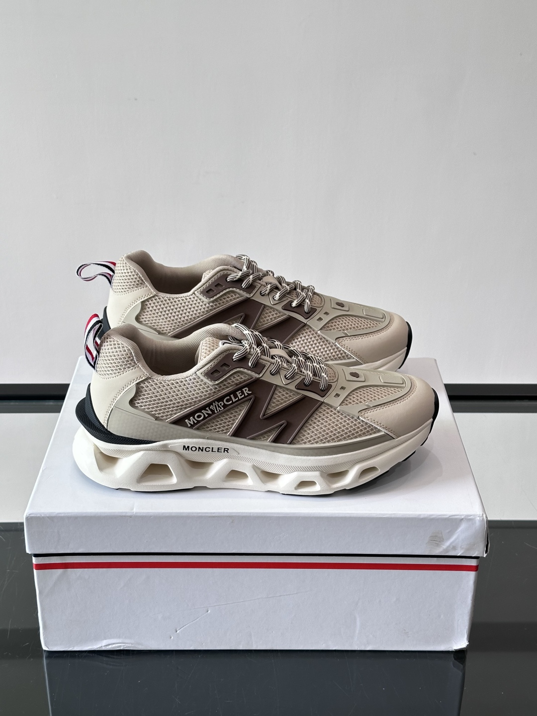 👟Moncler网面运动鞋，采用透气网面+牛皮拼接，轻便舒适，适合日常穿搭。鞋侧大“M”标志超有辨识度，