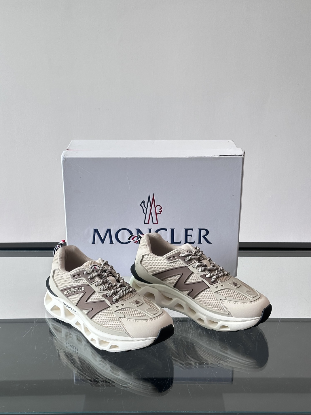 👟Moncler网面运动鞋，采用透气网面+牛皮拼接，轻便舒适，适合日常穿搭。鞋侧大“M”标志超有辨识度，
