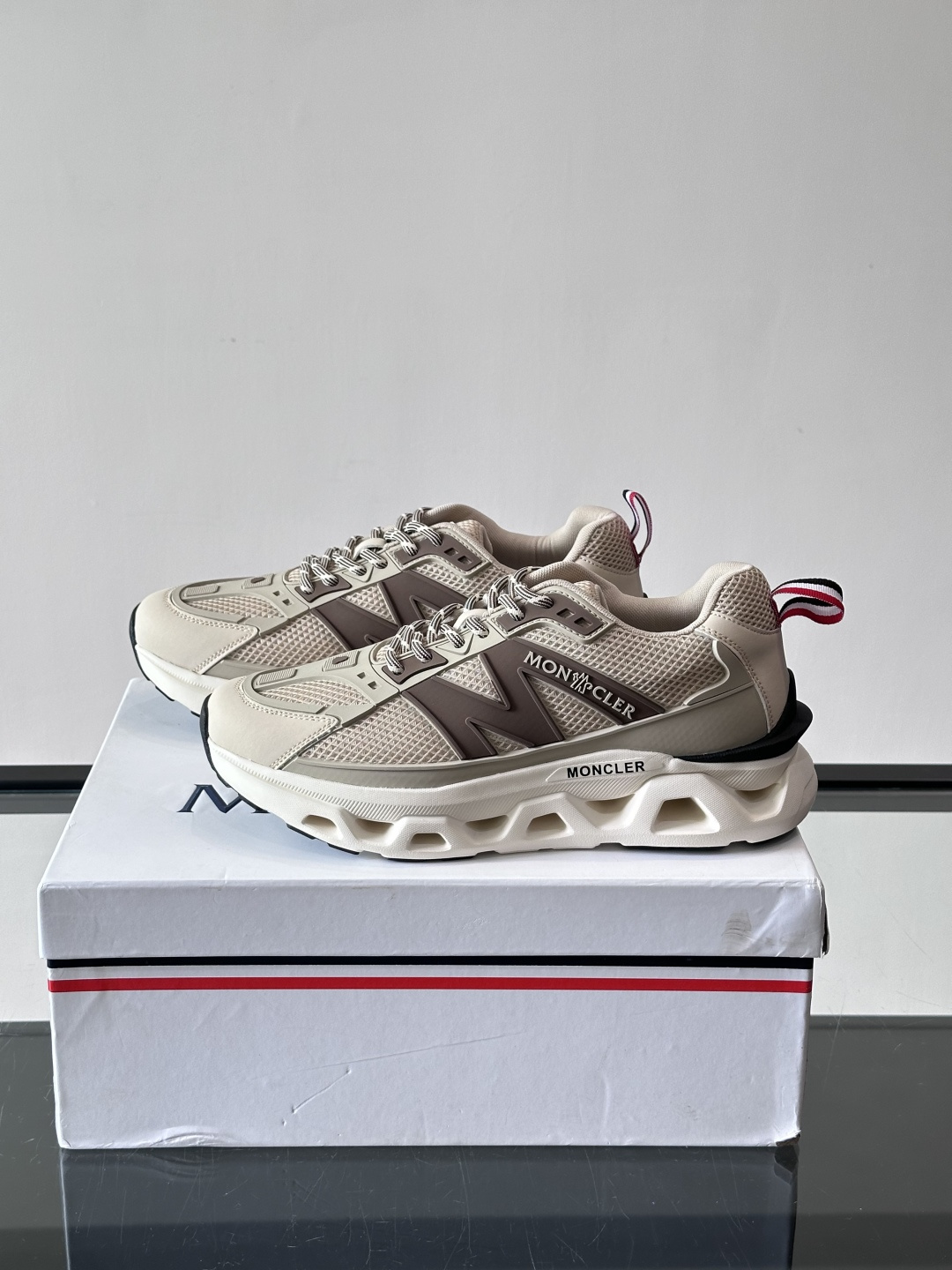 👟Moncler网面运动鞋，采用透气网面+牛皮拼接，轻便舒适，适合日常穿搭。鞋侧大“M”标志超有辨识度，