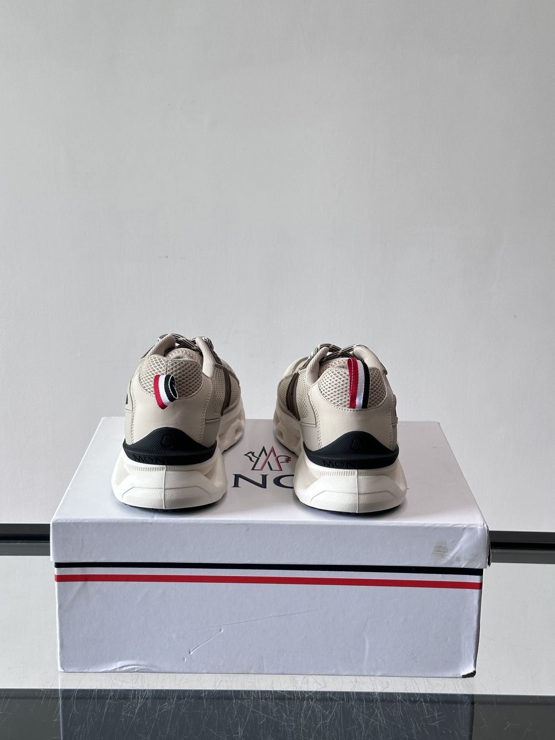 👟Moncler网面运动鞋，采用透气网面+牛皮拼接，轻便舒适，适合日常穿搭。鞋侧大“M”标志超有辨识度，