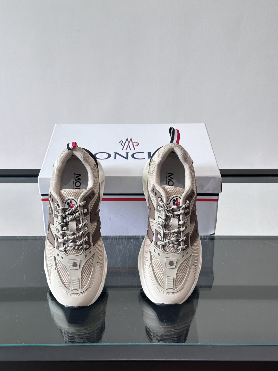 👟Moncler网面运动鞋，采用透气网面+牛皮拼接，轻便舒适，适合日常穿搭。鞋侧大“M”标志超有辨识度，