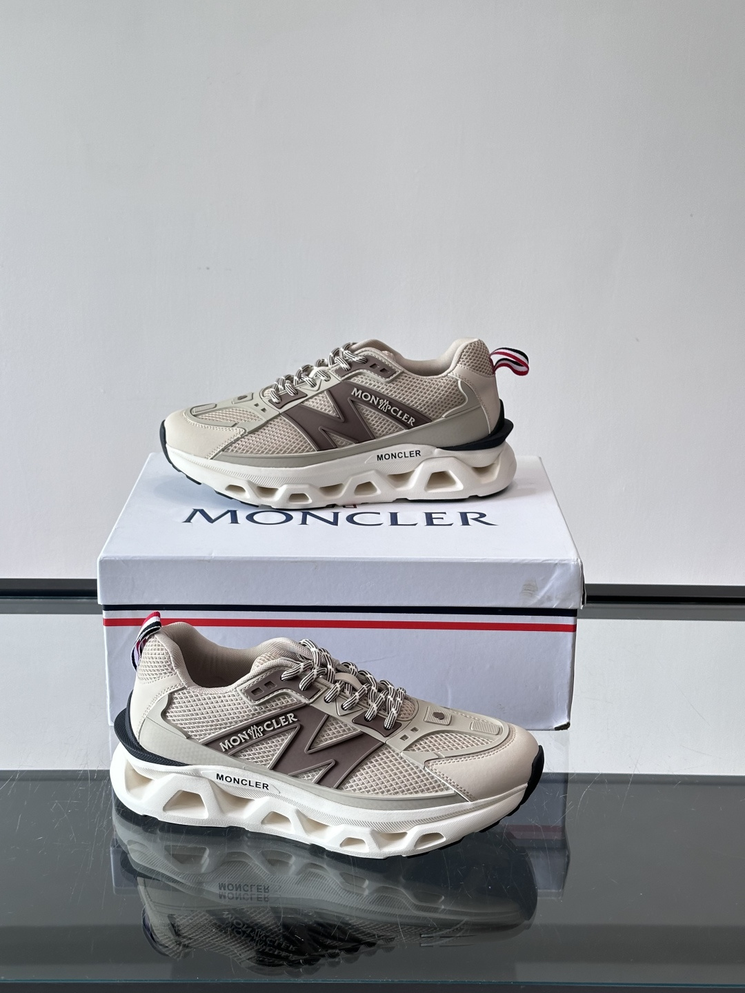 👟Moncler网面运动鞋，采用透气网面+牛皮拼接，轻便舒适，适合日常穿搭。鞋侧大“M”标志超有辨识度，