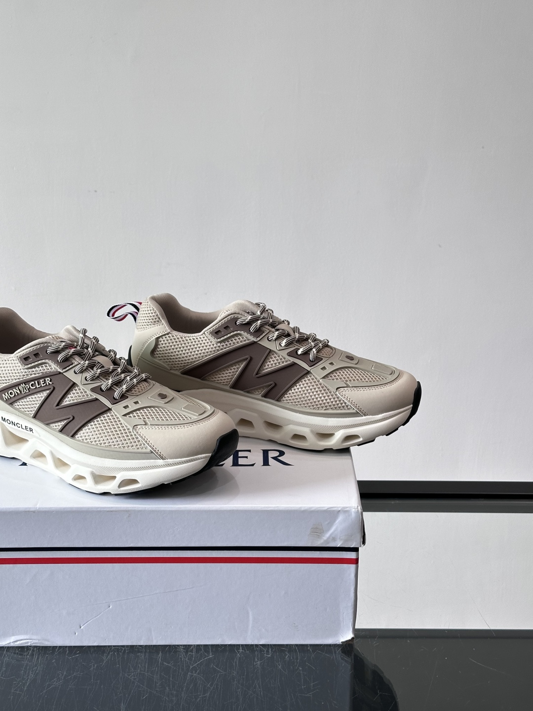 👟Moncler网面运动鞋，采用透气网面+牛皮拼接，轻便舒适，适合日常穿搭。鞋侧大“M”标志超有辨识度，