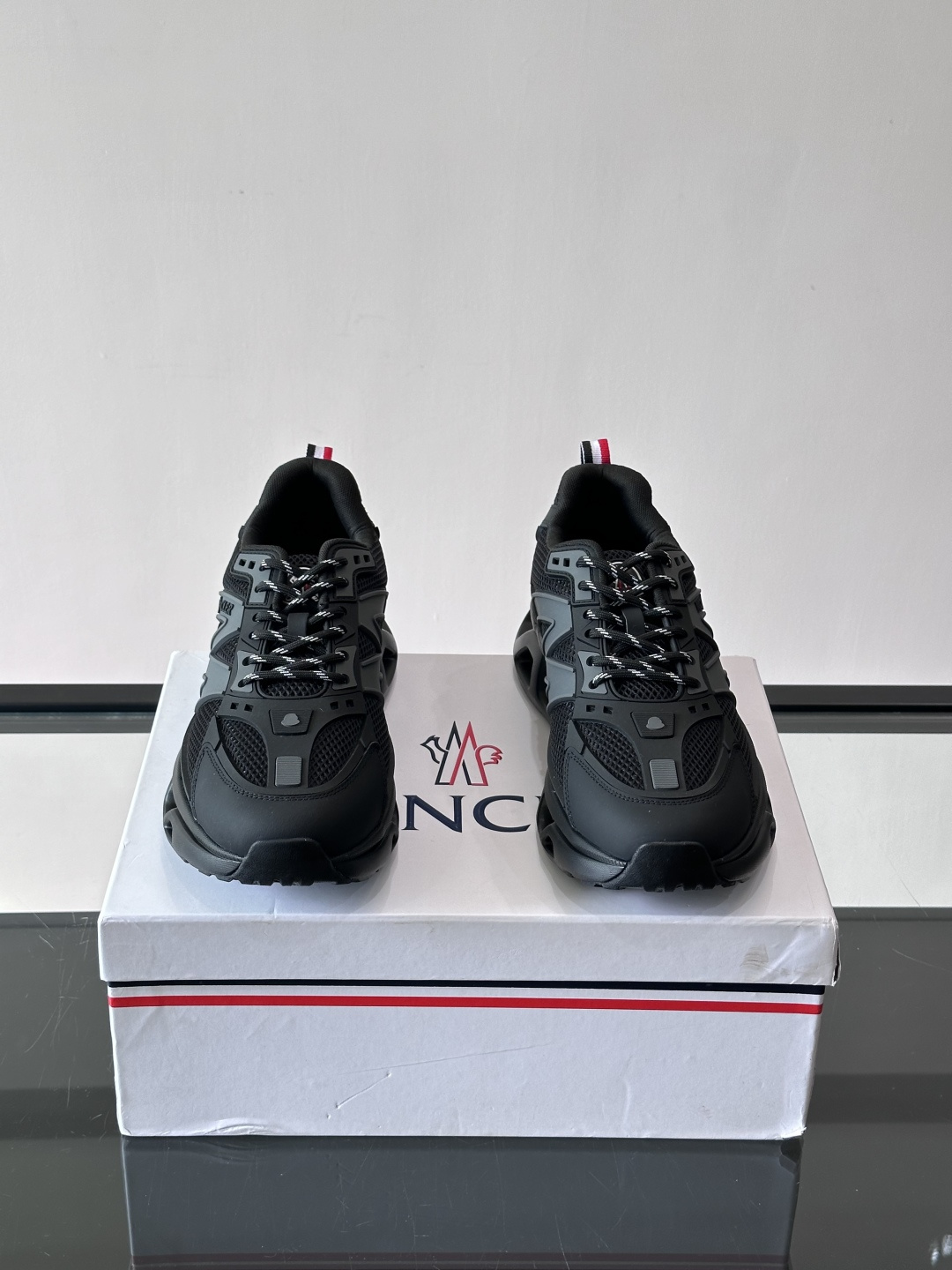 👟Moncler网面运动鞋，采用透气网面+牛皮拼接，轻便舒适，适合日常穿搭。鞋侧大“M”标志超有辨识度，