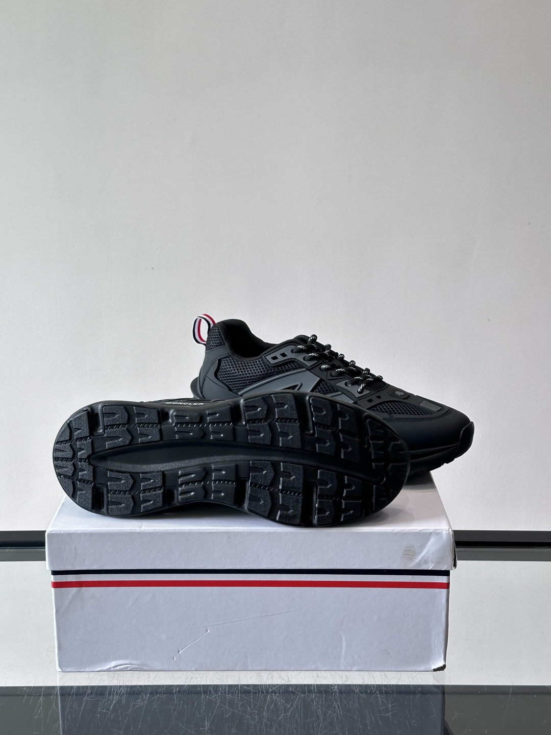 👟Moncler网面运动鞋，采用透气网面+牛皮拼接，轻便舒适，适合日常穿搭。鞋侧大“M”标志超有辨识度，