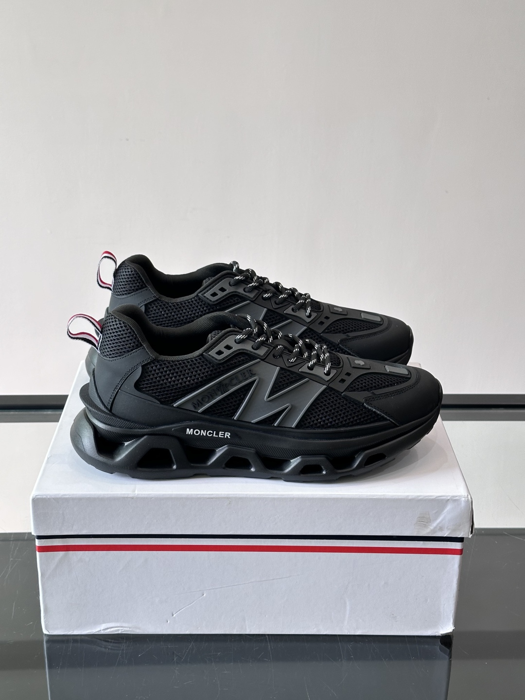 👟Moncler网面运动鞋，采用透气网面+牛皮拼接，轻便舒适，适合日常穿搭。鞋侧大“M”标志超有辨识度，
