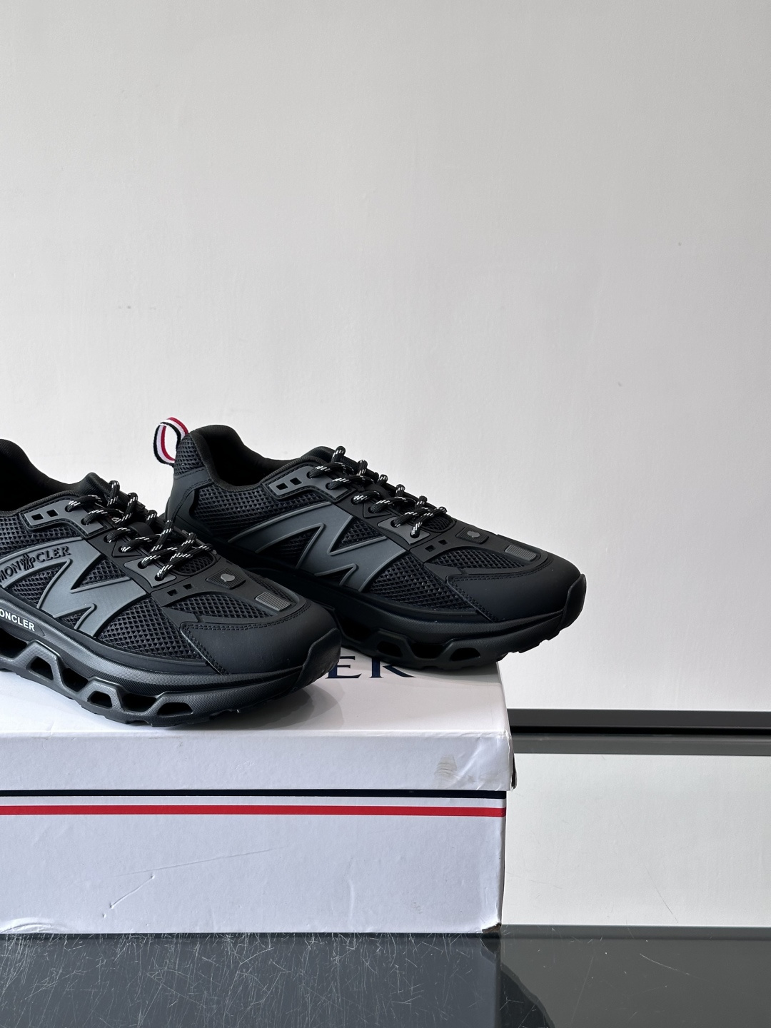 👟Moncler网面运动鞋，采用透气网面+牛皮拼接，轻便舒适，适合日常穿搭。鞋侧大“M”标志超有辨识度，