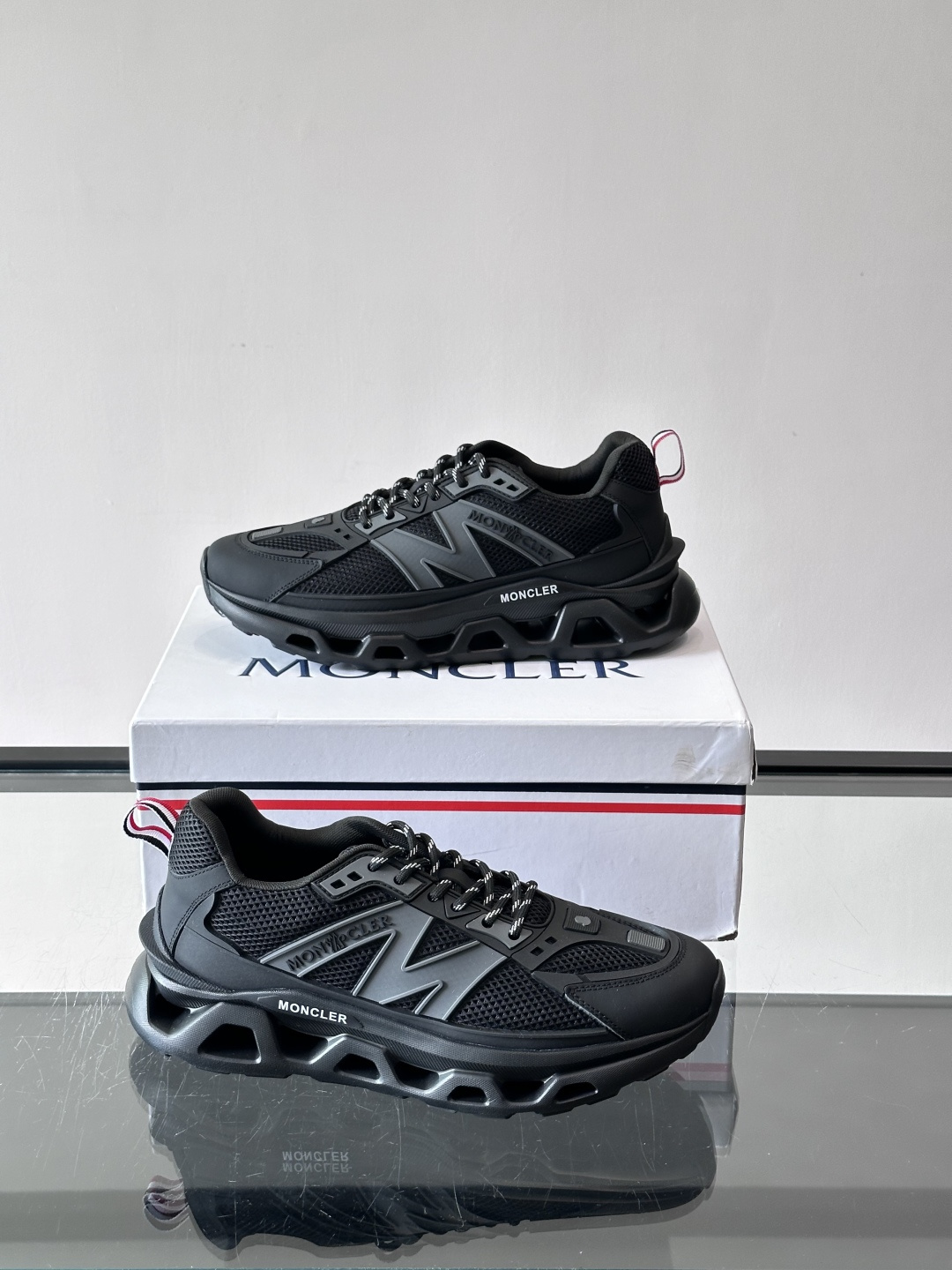 👟Moncler网面运动鞋，采用透气网面+牛皮拼接，轻便舒适，适合日常穿搭。鞋侧大“M”标志超有辨识度，
