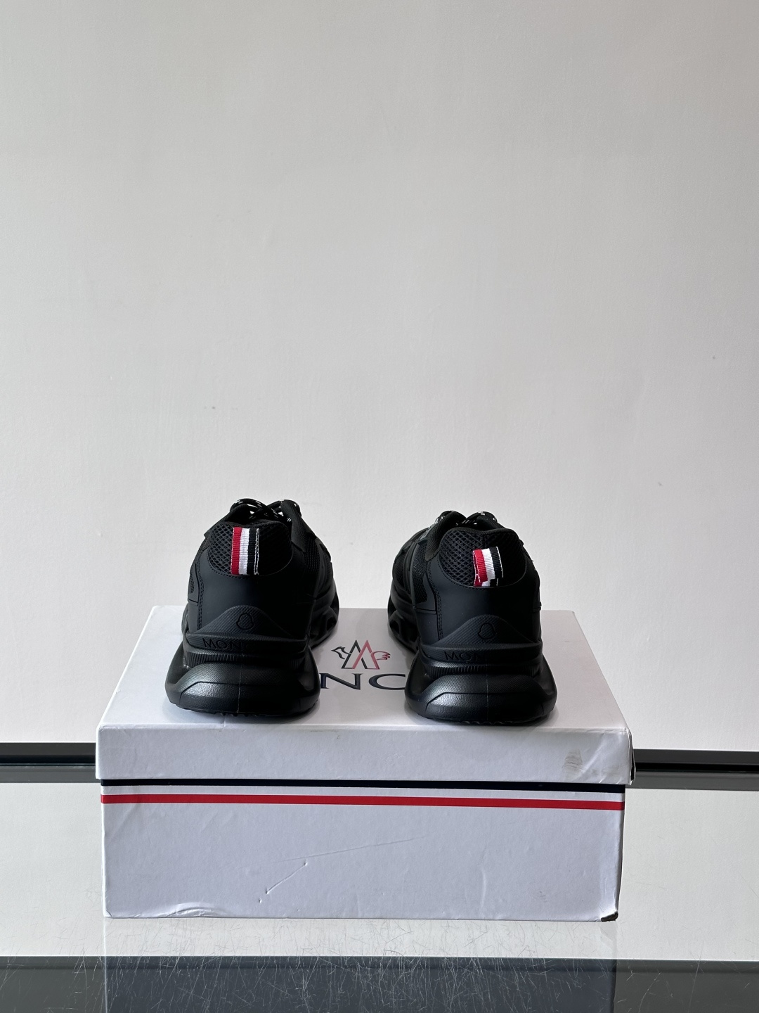 👟Moncler网面运动鞋，采用透气网面+牛皮拼接，轻便舒适，适合日常穿搭。鞋侧大“M”标志超有辨识度，