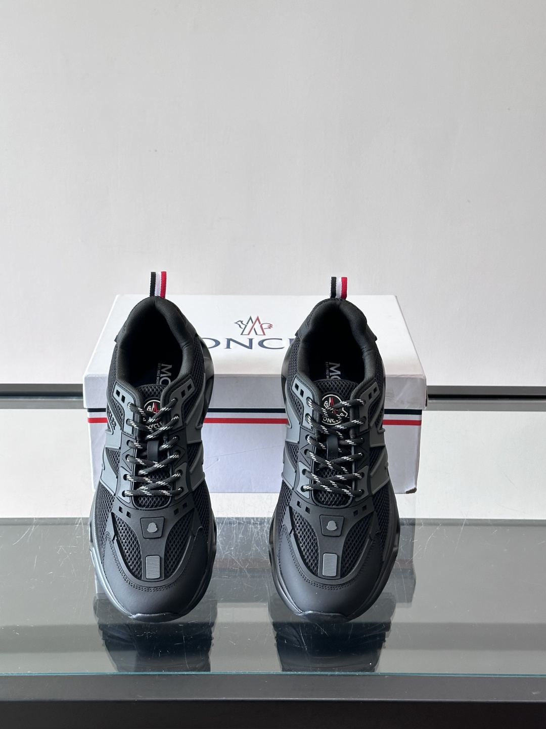 👟Moncler网面运动鞋，采用透气网面+牛皮拼接，轻便舒适，适合日常穿搭。鞋侧大“M”标志超有辨识度，