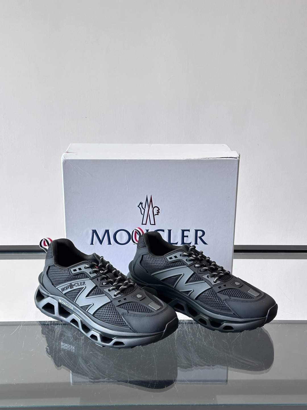 👟Moncler网面运动鞋，采用透气网面+牛皮拼接，轻便舒适，适合日常穿搭。鞋侧大“M”标志超有辨识度，