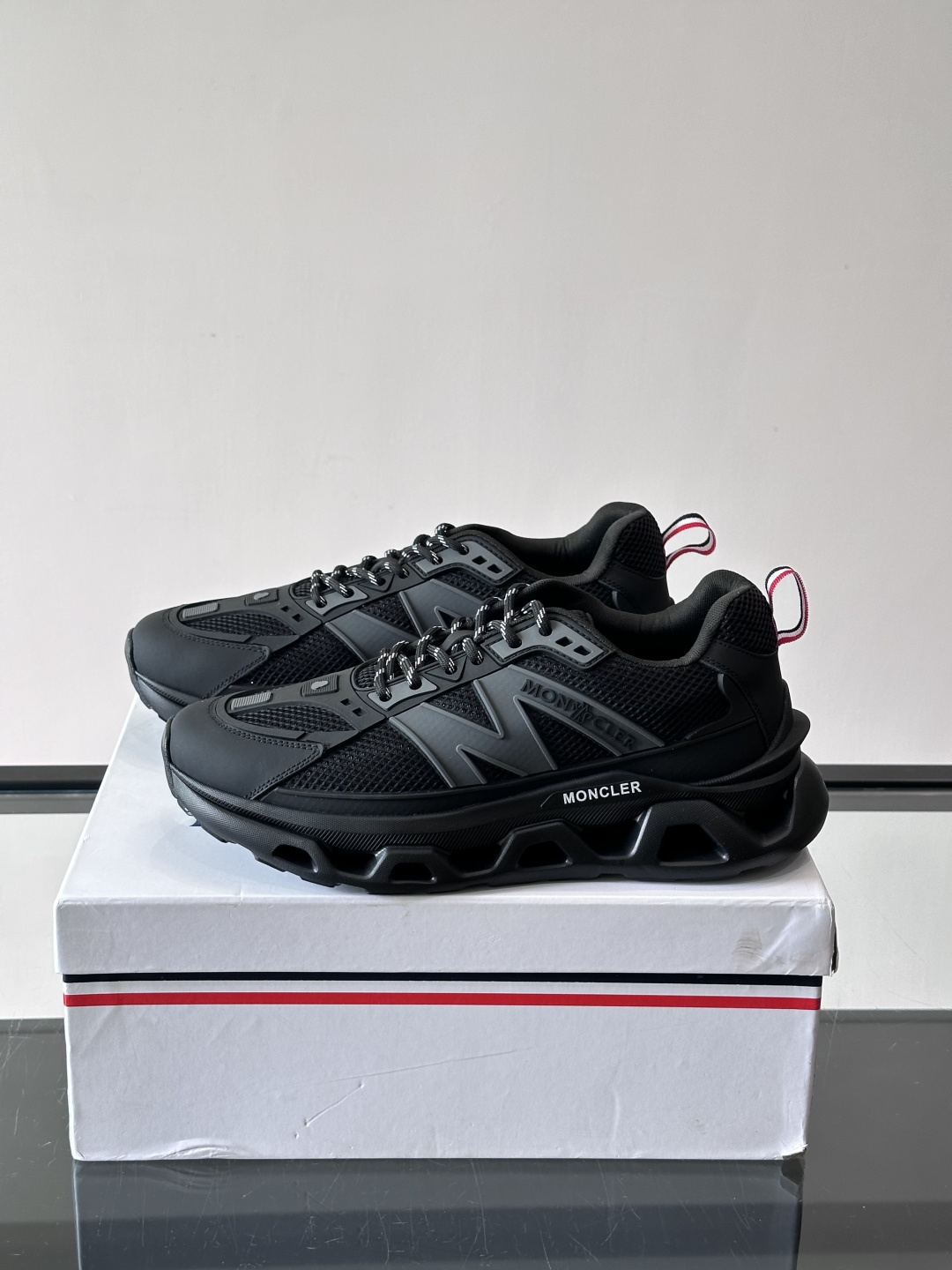 👟Moncler网面运动鞋，采用透气网面+牛皮拼接，轻便舒适，适合日常穿搭。鞋侧大“M”标志超有辨识度，