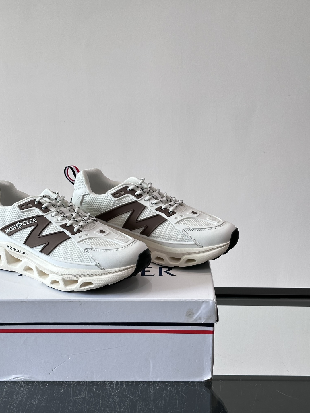 👟Moncler网面运动鞋，采用透气网面+牛皮拼接，轻便舒适，适合日常穿搭。鞋侧大“M”标志超有辨识度，