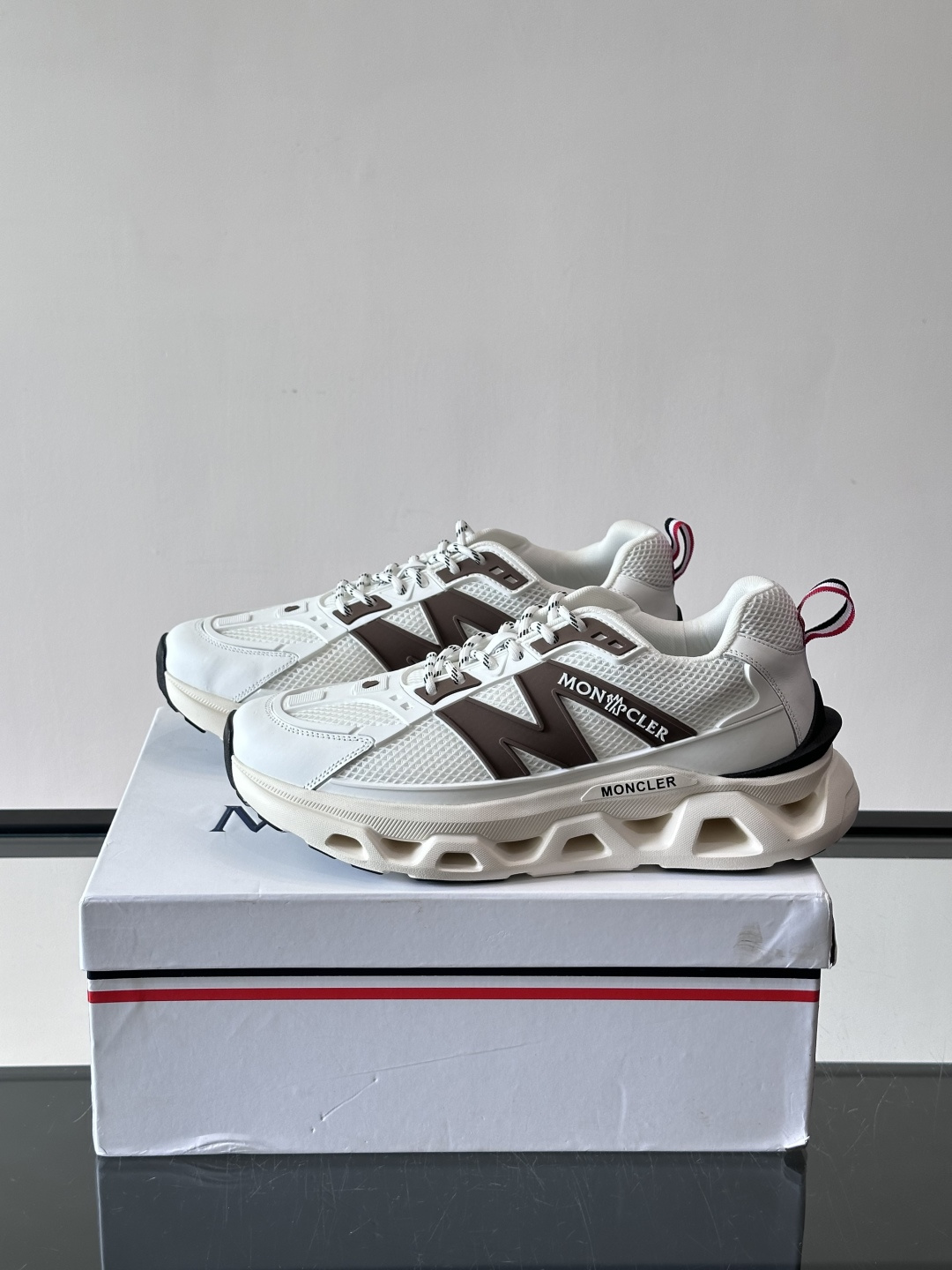👟Moncler网面运动鞋，采用透气网面+牛皮拼接，轻便舒适，适合日常穿搭。鞋侧大“M”标志超有辨识度，