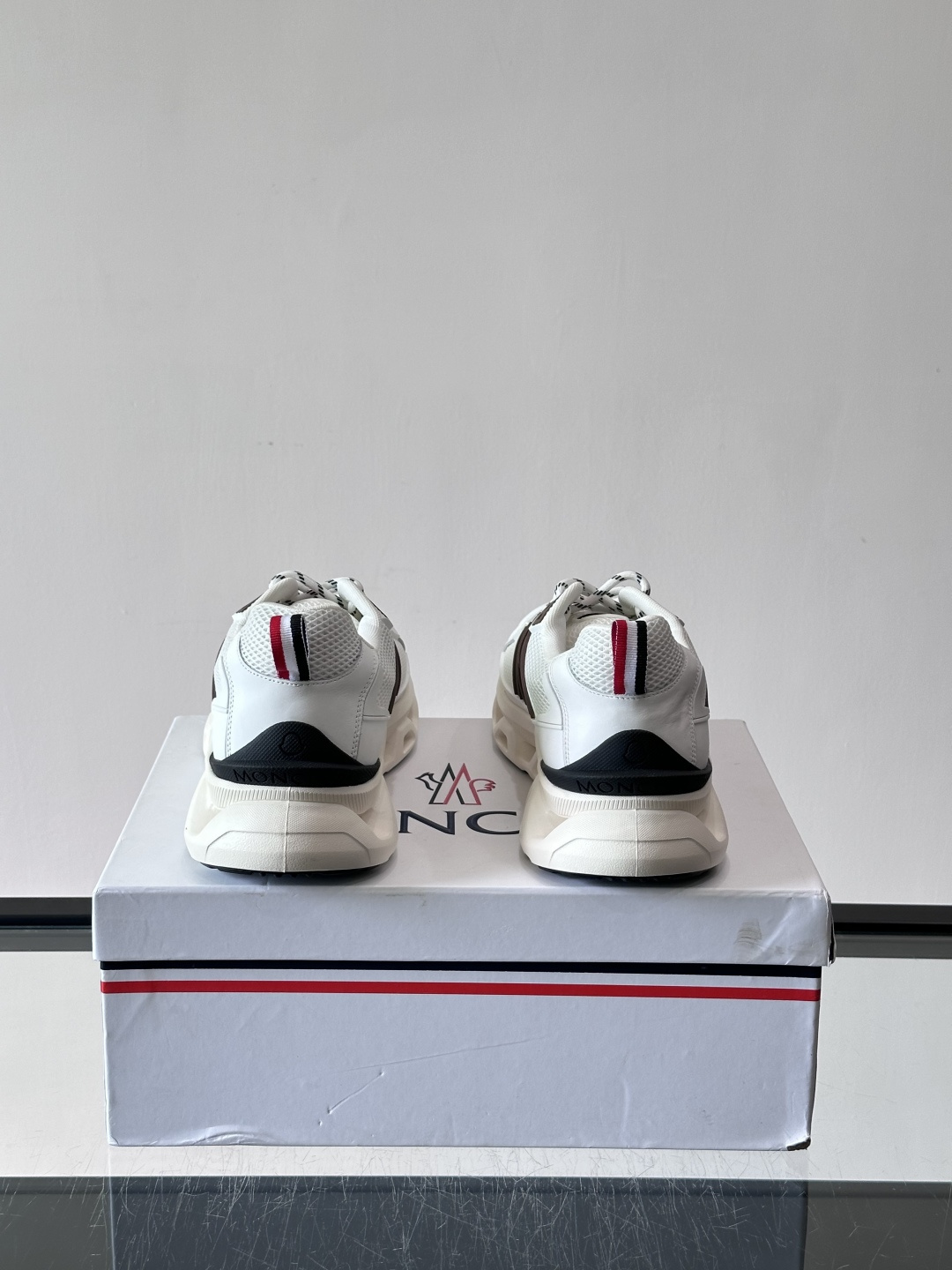 👟Moncler网面运动鞋，采用透气网面+牛皮拼接，轻便舒适，适合日常穿搭。鞋侧大“M”标志超有辨识度，