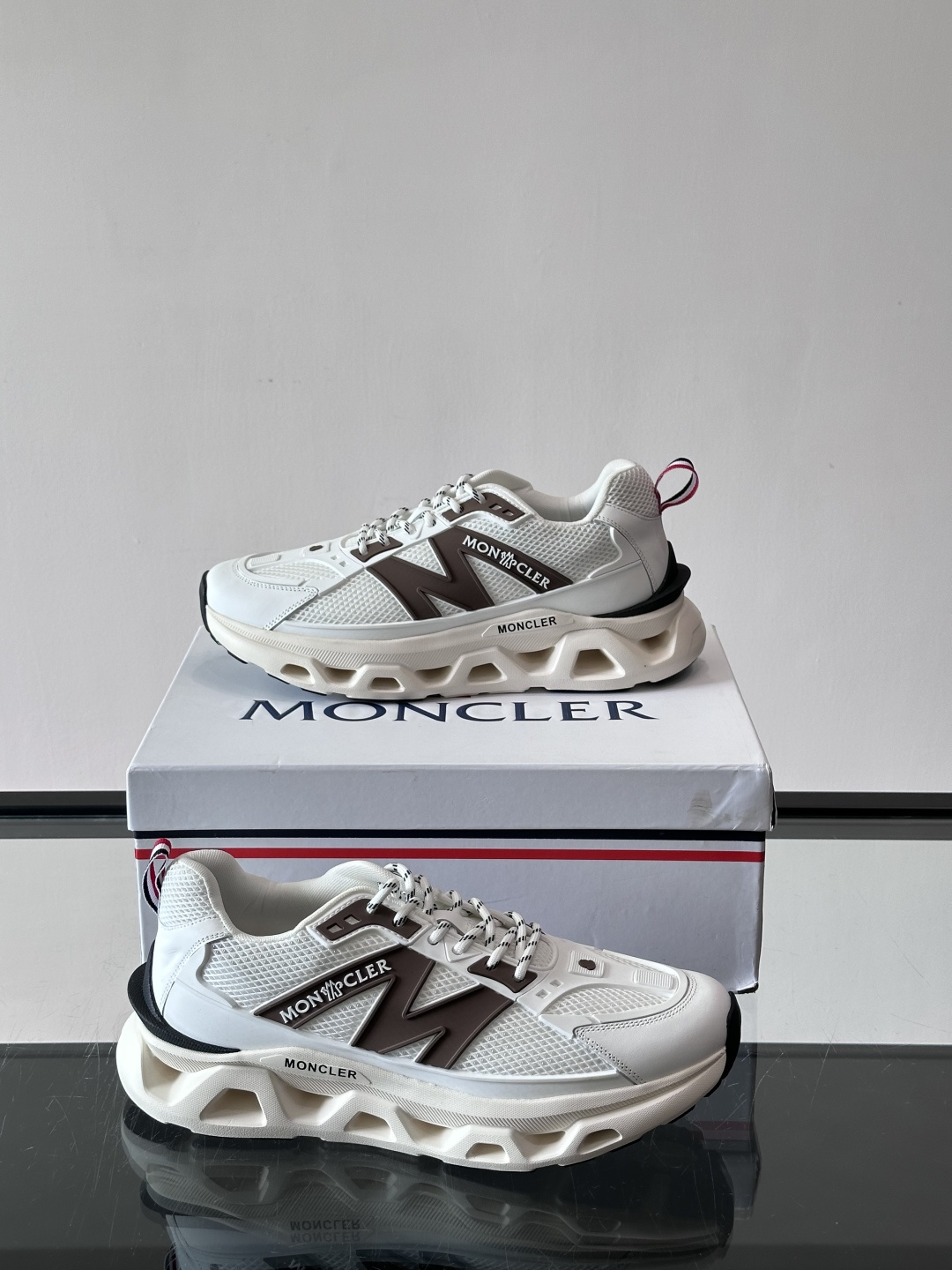 👟Moncler网面运动鞋，采用透气网面+牛皮拼接，轻便舒适，适合日常穿搭。鞋侧大“M”标志超有辨识度，