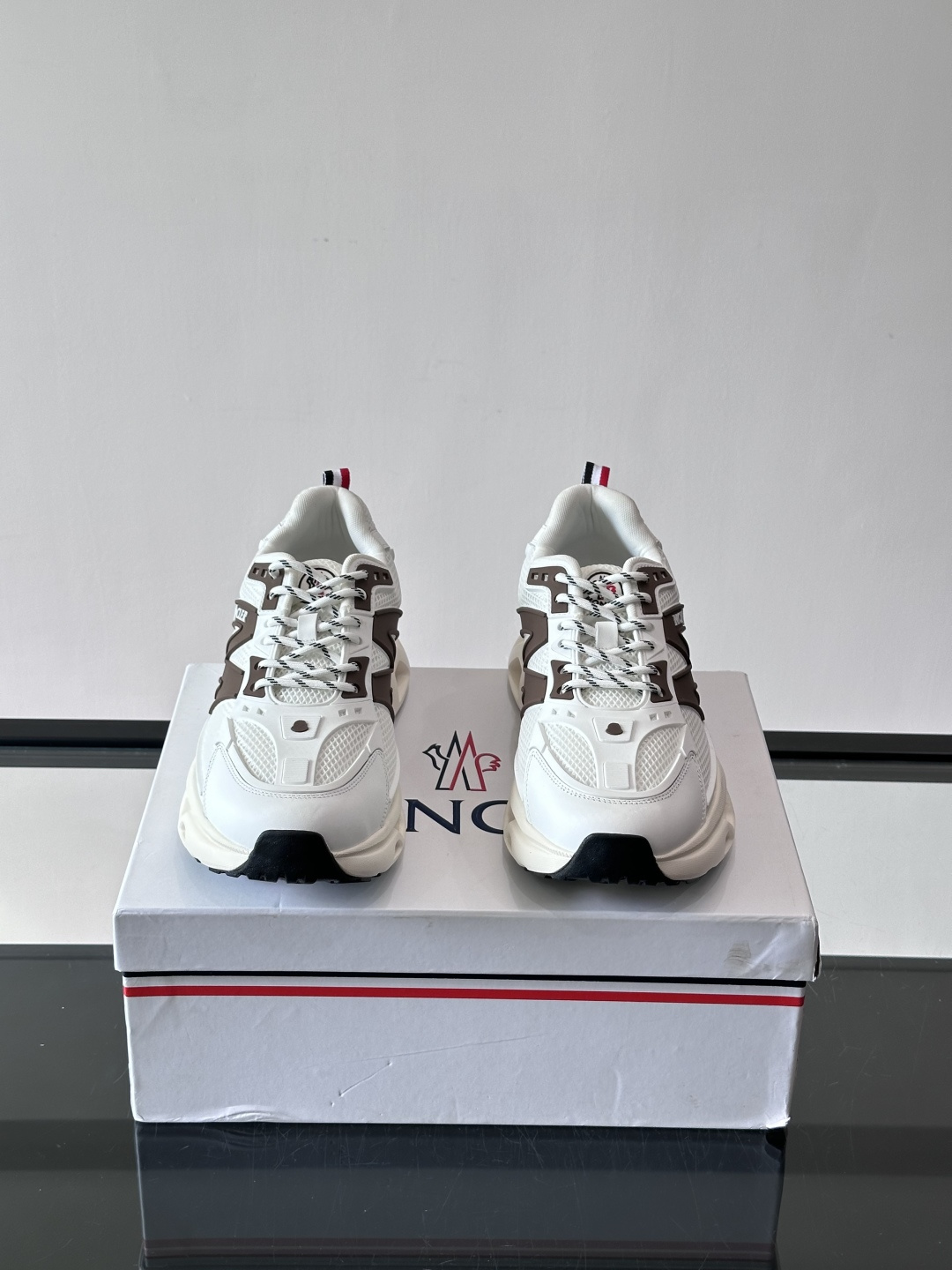 👟Moncler网面运动鞋，采用透气网面+牛皮拼接，轻便舒适，适合日常穿搭。鞋侧大“M”标志超有辨识度，