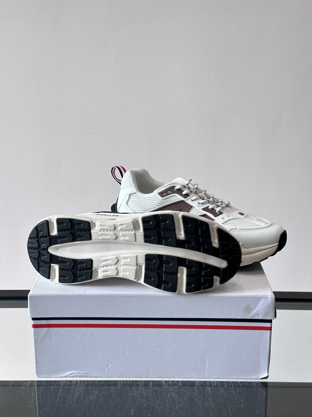 👟Moncler网面运动鞋，采用透气网面+牛皮拼接，轻便舒适，适合日常穿搭。鞋侧大“M”标志超有辨识度，