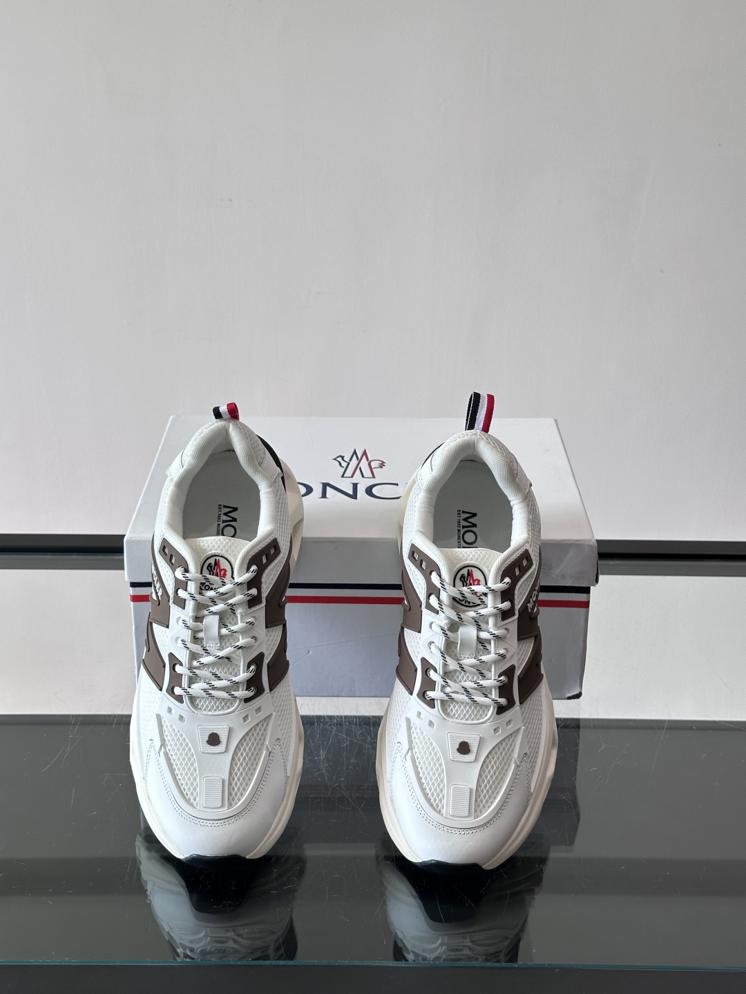 👟Moncler网面运动鞋，采用透气网面+牛皮拼接，轻便舒适，适合日常穿搭。鞋侧大“M”标志超有辨识度，