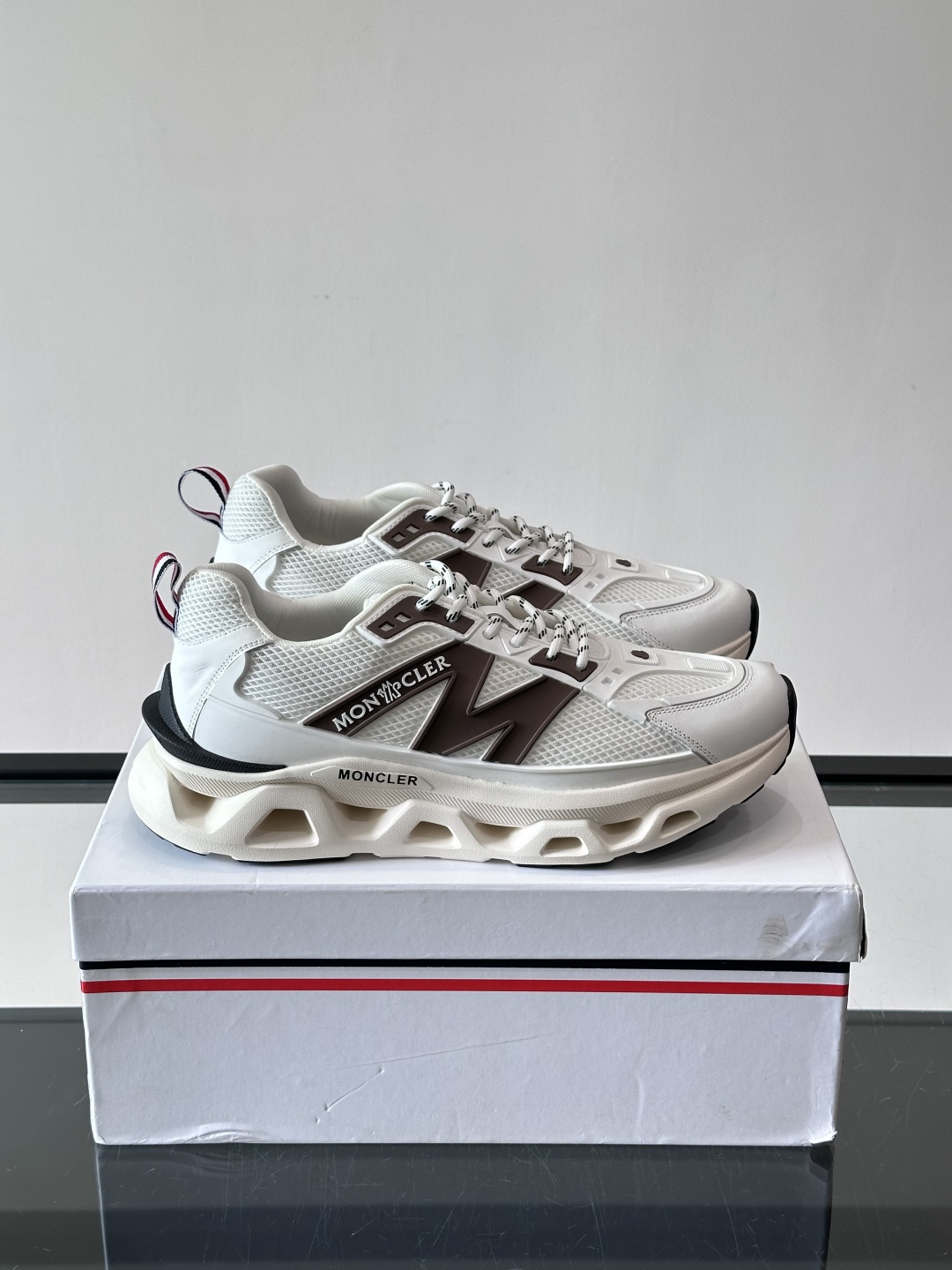 👟Moncler网面运动鞋，采用透气网面+牛皮拼接，轻便舒适，适合日常穿搭。鞋侧大“M”标志超有辨识度，