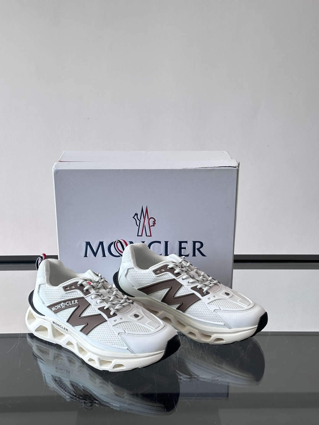 👟Moncler网面运动鞋，采用透气网面+牛皮拼接，轻便舒适，适合日常穿搭。鞋侧大“M”标志超有辨识度，