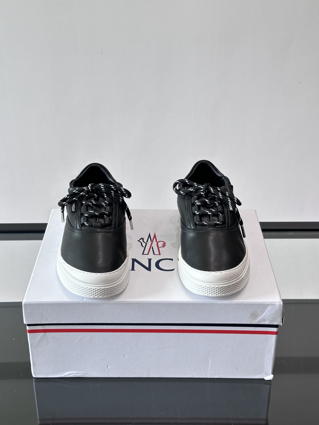 Moncler 26SS 男士麂皮薄底鞋。浅色调➕拼色鞋带，复古又时髦！鞋面柔软，薄底设计轻便舒适，日常