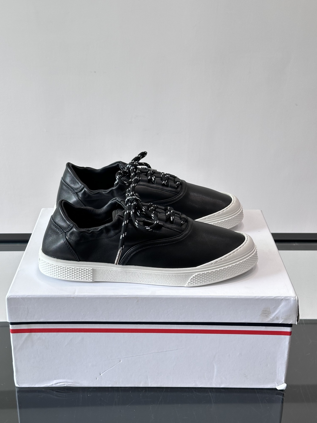 Moncler 26SS 男士麂皮薄底鞋。浅色调➕拼色鞋带，复古又时髦！鞋面柔软，薄底设计轻便舒适，日常
