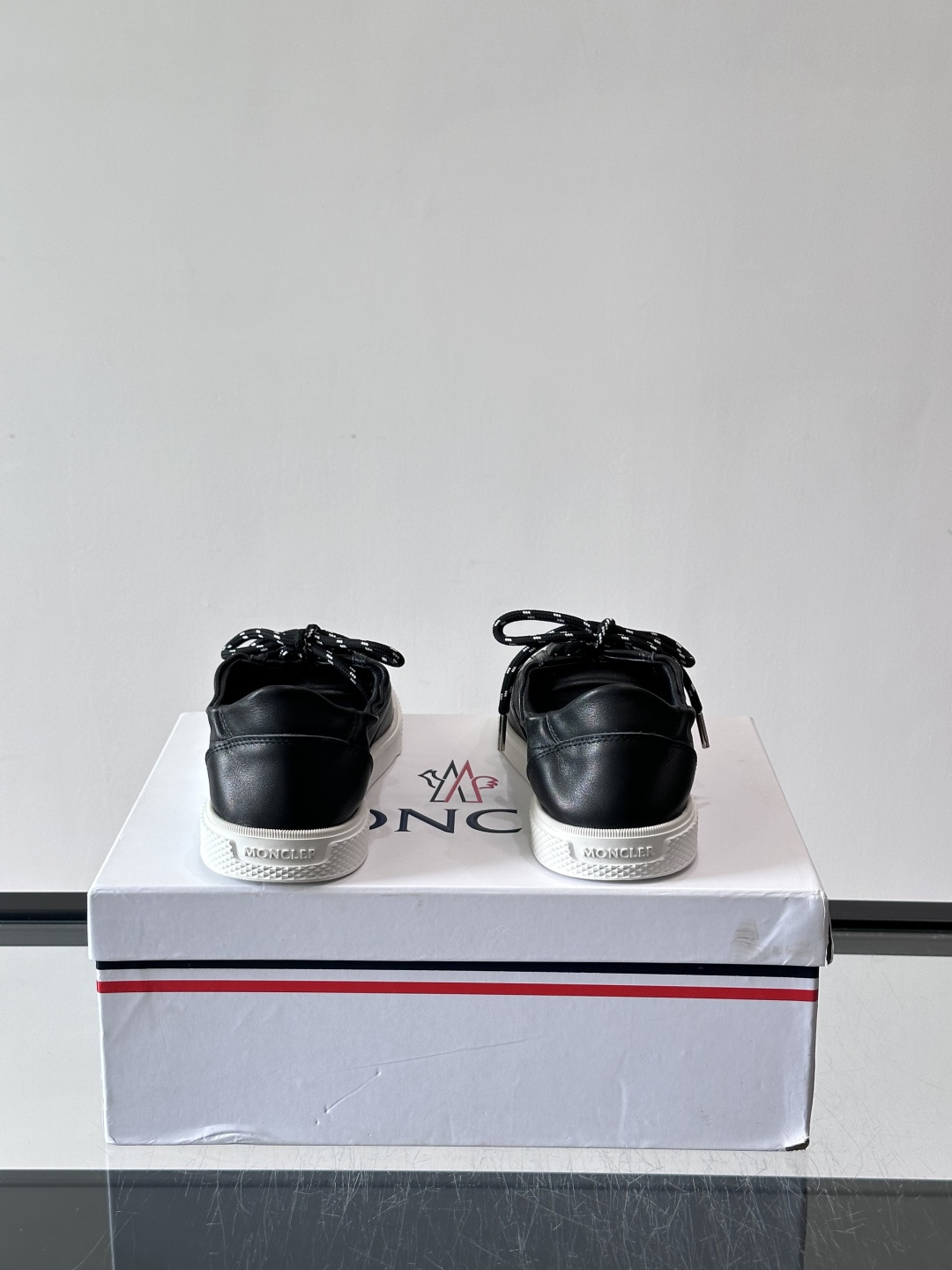 Moncler 26SS 男士麂皮薄底鞋。浅色调➕拼色鞋带，复古又时髦！鞋面柔软，薄底设计轻便舒适，日常