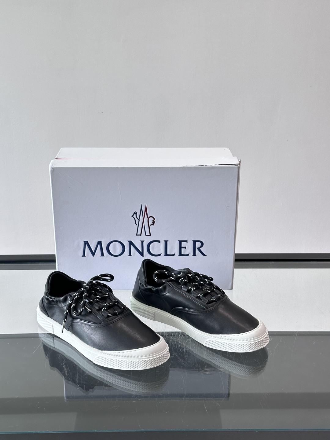 Moncler 26SS 男士麂皮薄底鞋。浅色调➕拼色鞋带，复古又时髦！鞋面柔软，薄底设计轻便舒适，日常