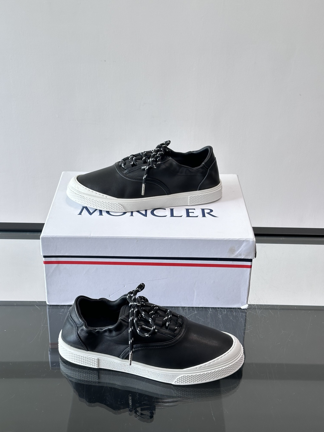 Moncler 26SS 男士麂皮薄底鞋。浅色调➕拼色鞋带，复古又时髦！鞋面柔软，薄底设计轻便舒适，日常