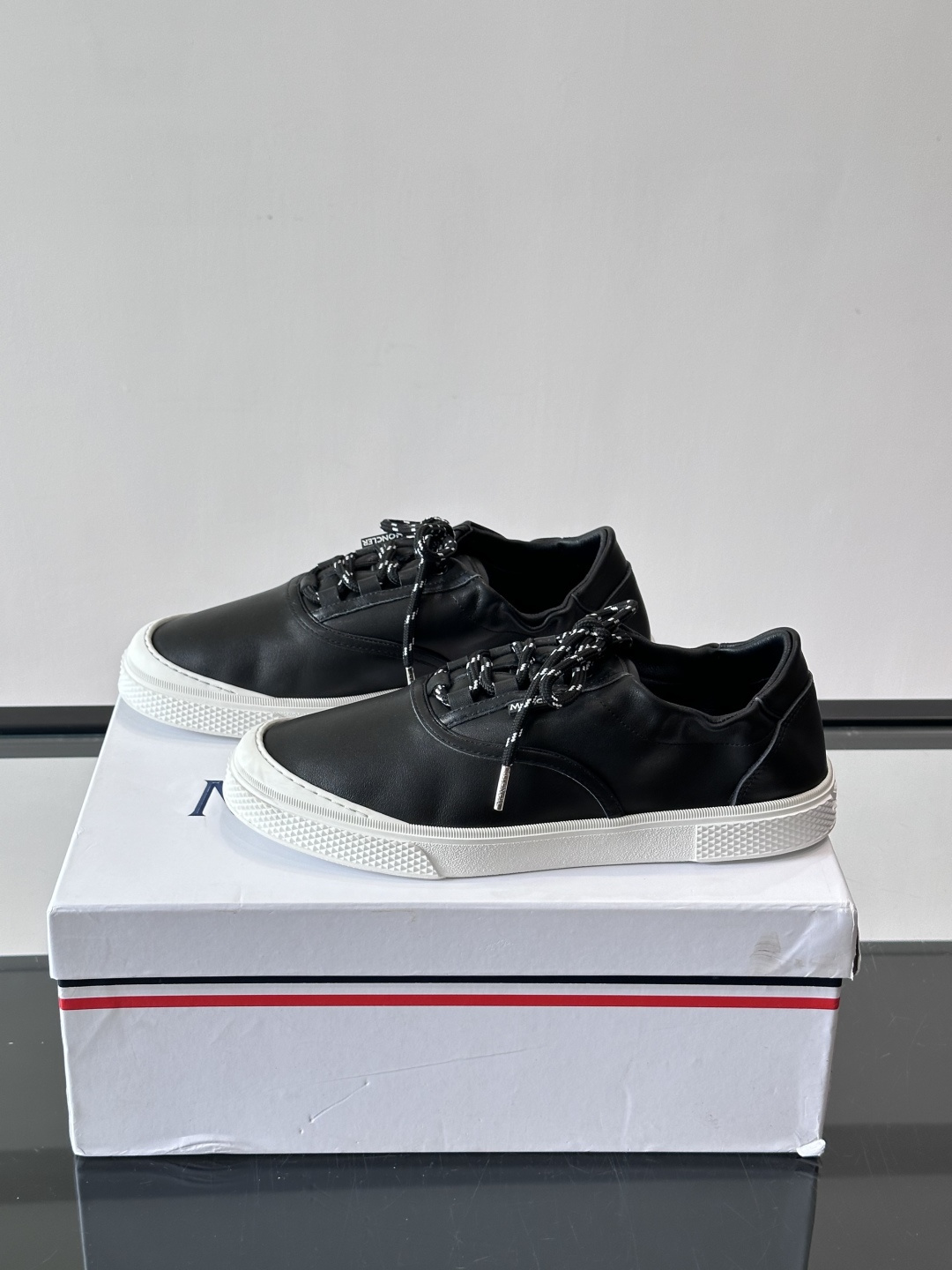 Moncler 26SS 男士麂皮薄底鞋。浅色调➕拼色鞋带，复古又时髦！鞋面柔软，薄底设计轻便舒适，日常